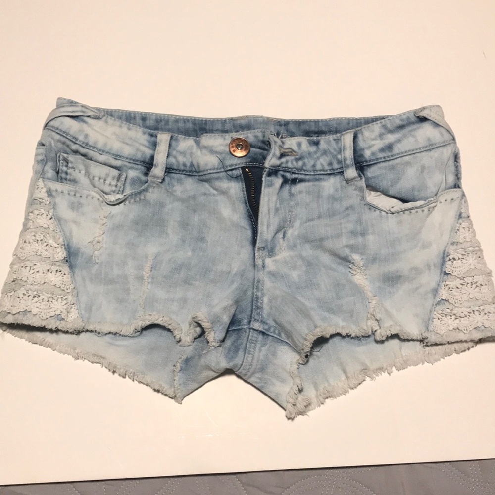 Whit washed jean shorts with lace